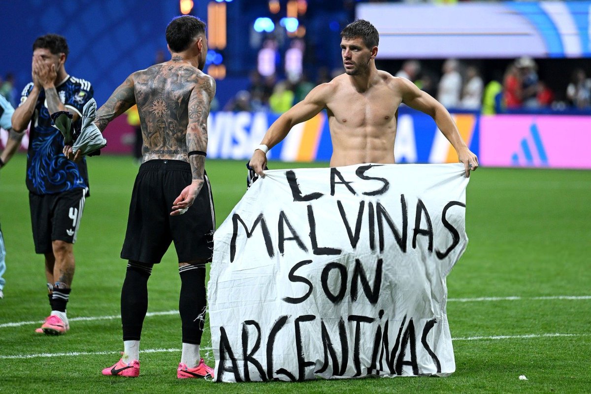 FraanLedesmaaaa's tweet photo. @NileGardiner Cuando puedas, leé derecho internacional e historia. Son argentinas, te dejo la fotito que te enojó tanto para que sigas llorando, ladrón https://t.co/9eQf7kIDyr