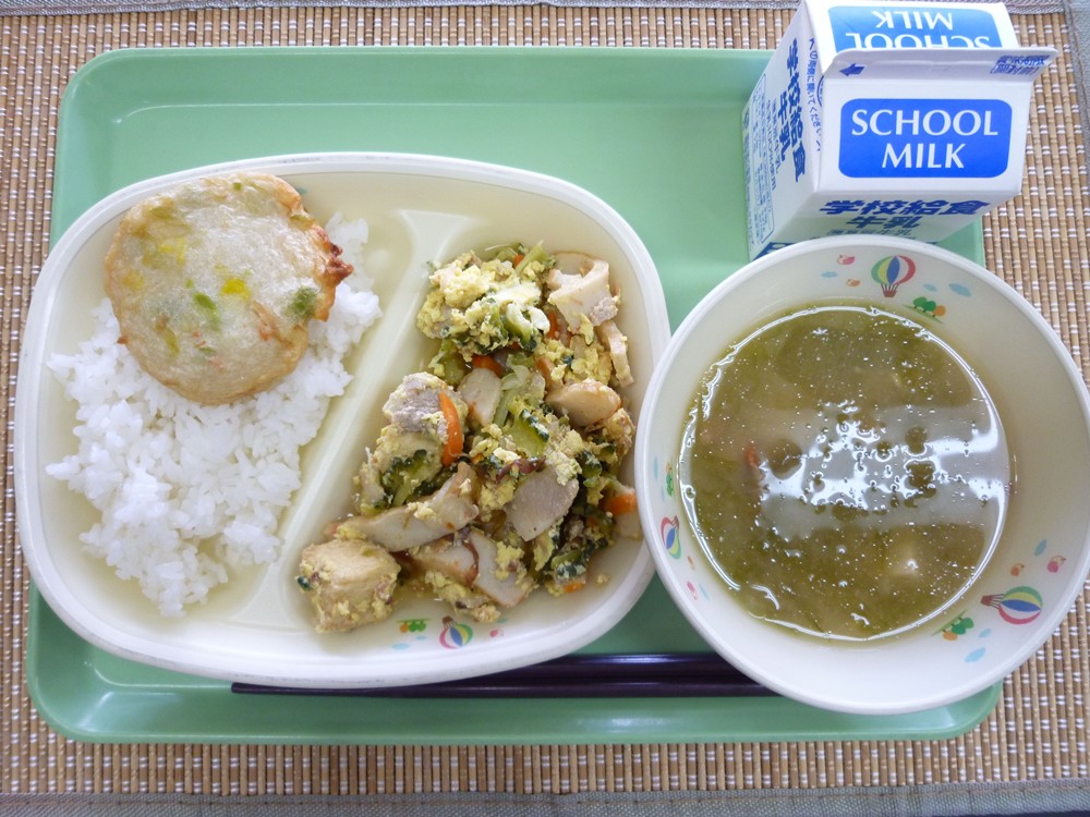 本日の給食】 牛乳 ごはん 魚とアーサのみそ汁 ゴーヤーチャンプルー