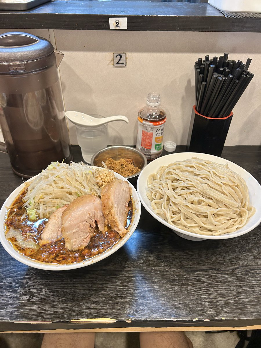 masa1021happy's tweet photo. 豚星。
BLACK GINGER（つけ麺）　大盛り　カレーほぐし豚

朝2番目
夏季休暇前の最後の豚星。
何食べるか悩んだけど松永さん居るなら限定で‼️
めちゃくちゃ美味かったっす😋
休明けも腹空かせて行かせていただきます🙏

今日の豚風。
まだ非乳化でした
この看板好きなんだよなぁ〜 https://t.co/aeg8QRzZfU