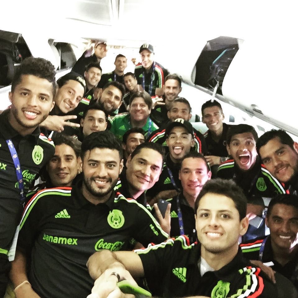 BEHJLM's tweet photo. No mames santiago, tremendo déjà vu me diste con esa foto y ahora estoy llorando 😭😭😭 https://t.co/xERamThNLX