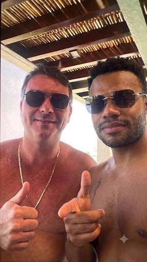 FernandoHoliday's tweet photo. Aí está a foto original. Meu amigo Flávio e eu em algum lugar do RJ 😎 https://t.co/bSm6bhew3U