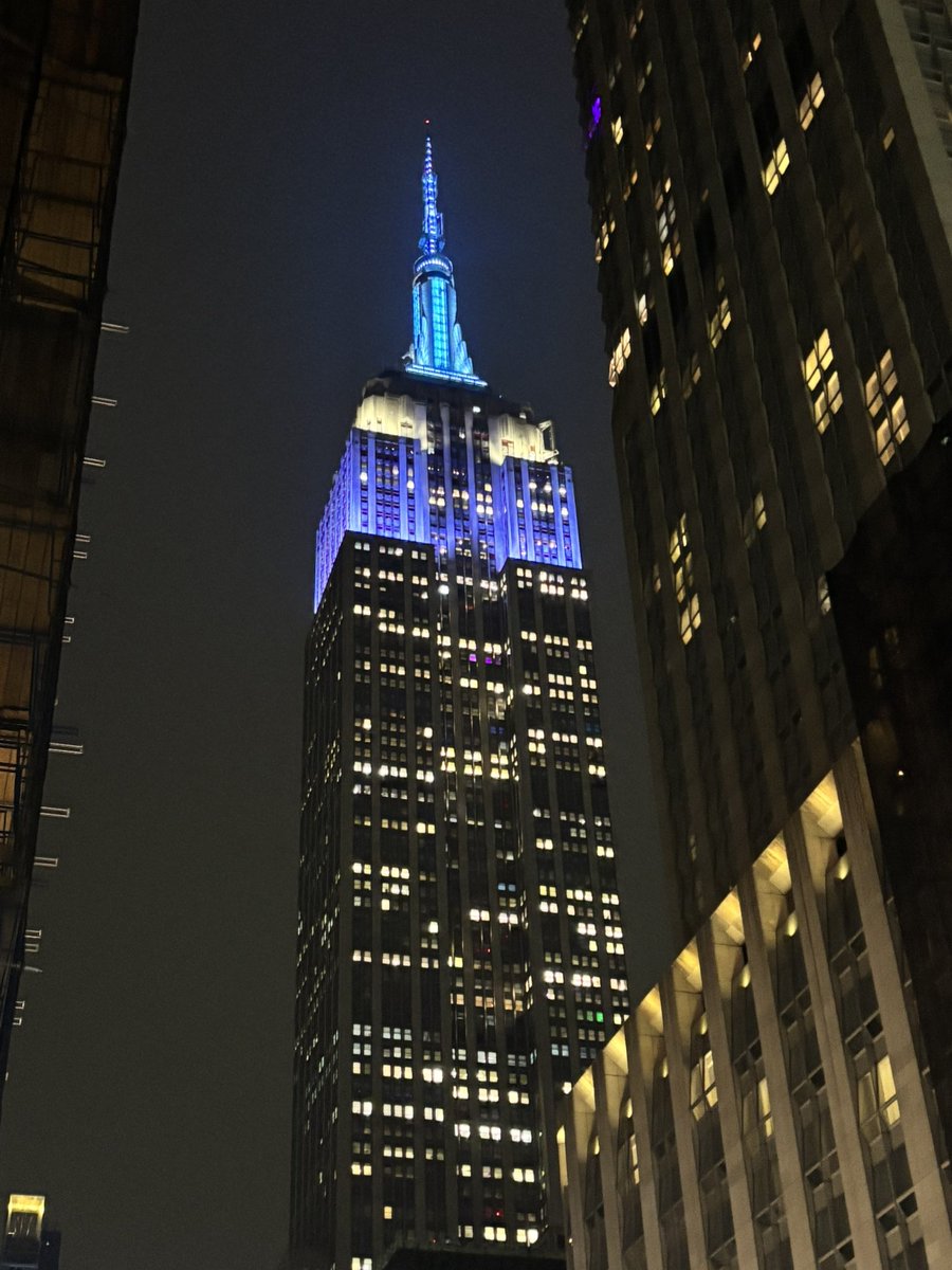 ARGenNewYork's tweet photo. Argentina ya es finalista del Mundial y, esta noche, los colores de nuestra bandera iluminan Nueva York desde la fachada del Consulado General y el Empire State Building, a solo unas cuadras de distancia.

¡Vamos Argentina! 
🩵🤍🩵 https://t.co/6og8nR08HS