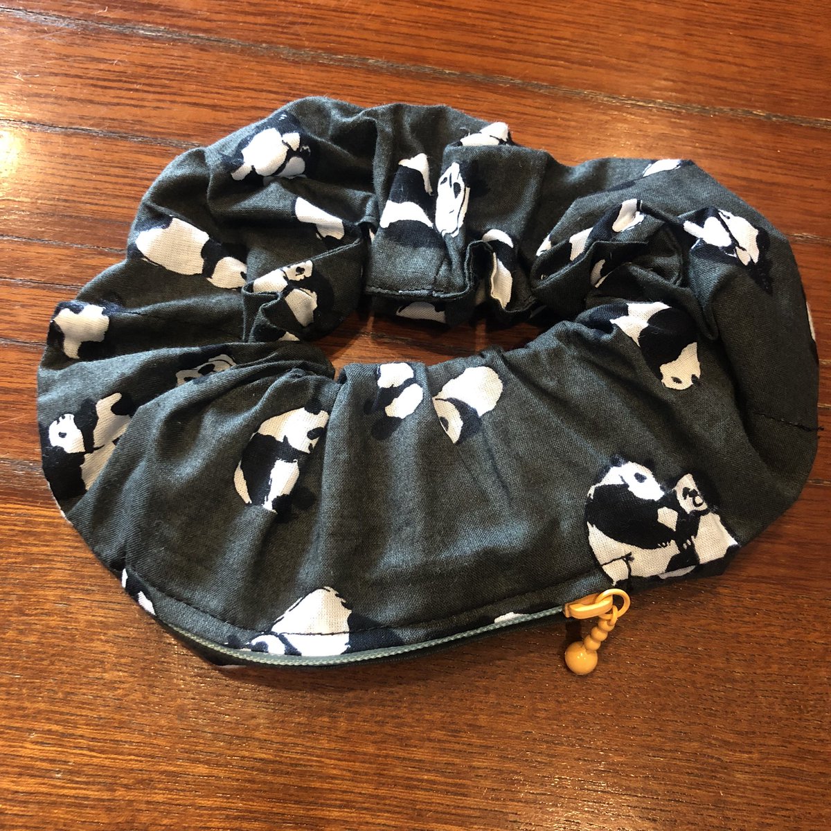 poko_omi's tweet photo. 既に商品化されてると思うけど…。前に作ったポケット付きのシュシュ、ボリューム調整したら保冷剤入れられるんでは？？てなった。頭熱いよね？？前に作ったやつだと無理やり過ぎて…🤪 https://t.co/54n1My1YzG