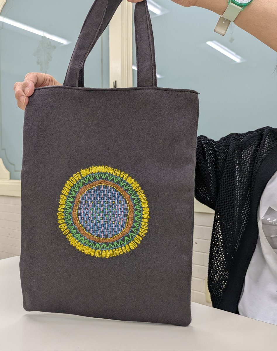 tu_rebit's tweet photo. 府中本町のヨークカルチャーさんのクラスで完成の、ヒマワリの刺繍のトートバッグ。ウール糸で咲かせた花は、ピンク使いの可愛らしい大輪で、元気をくれる。
#ウール刺繍 #yllebroderi 
#北欧刺繍教室 https://t.co/acTv172HRN