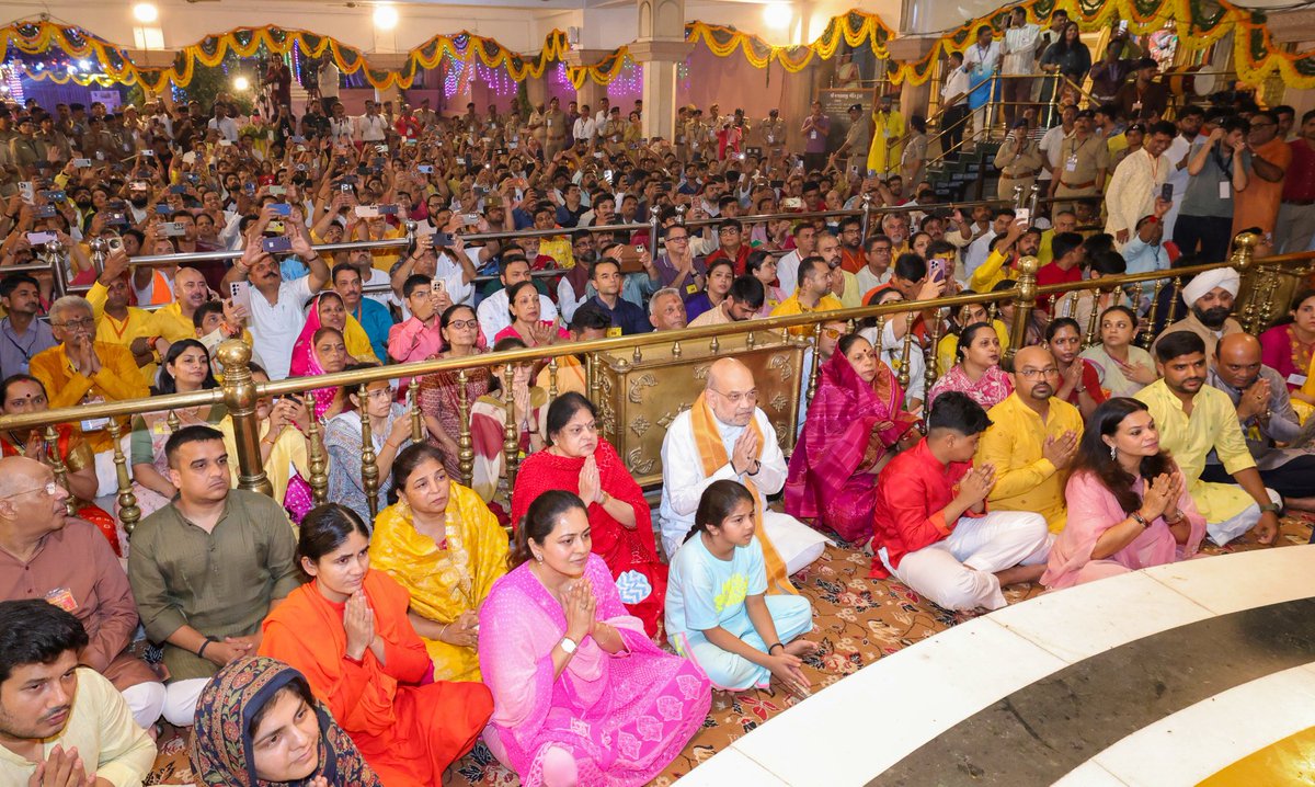 GitaPatelBJP's tweet photo. રથયાત્રાના પાવન પર્વે અમદાવાદના શ્રી જગન્નાથજી મંદિર ખાતે માનનીય કેન્દ્રીય ગૃહ અને સહકાર મંત્રી શ્રી @AmitShah જીએ ભગવાન જગન્નાથજીની મંગળા આરતીમાં ઉપસ્થિત રહી સહપરિવાર આશીર્વાદ મેળવ્યા.

જય જગન્નાથ! https://t.co/aSdVi9CLyx