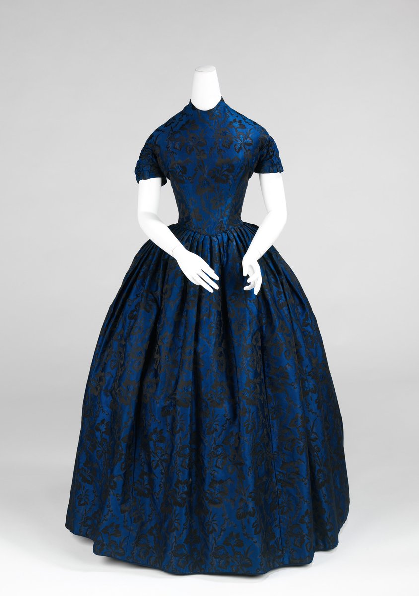 plummie9's tweet photo. American

Beautiful Dress with two Bodices, 1850-52

Sapphire and black silk brocade

@metmuseum 
#Fashionhistory https://t.co/6t4PAELIdq