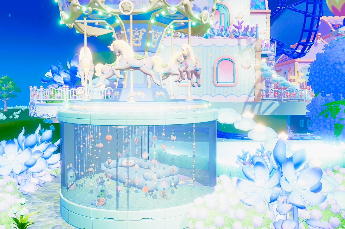 TaroRgames's tweet photo. ブロックの出窓
海イベの暖簾（貝が大量に飾れた🐚✨）を垂らしたらめちゃ綺麗になた👀✨
メリーゴーランドとも相性よい🎠♡

#ハートピア
#ハートピア建築部 https://t.co/uy53LGVOSg