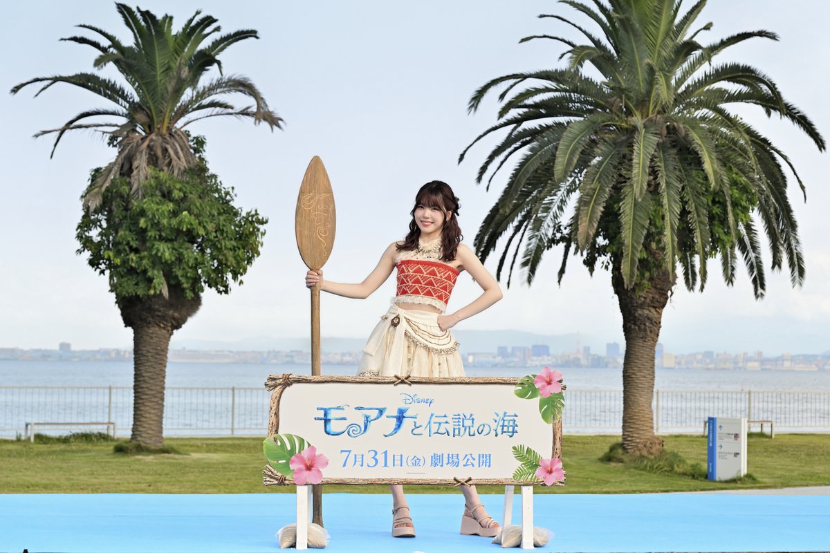 disneystudiojp's tweet photo. 実写版『#モアナと伝説の海』
⋆⸜ #モア夏 イベント in 福岡 ⸝⋆
⠀
#モアナ 役 日本版声優🌺
#TSUZUMI さん（#ME_I）が
国営公園内・特設ステージで
博多湾をバックに🌊
「どこまでも ～How Far I’ll Go～」を生歌唱🎤
⠀
心に深く響き渡る歌声に、
会場は大きな感動に包まれました✨
⠀⠀
#この夏TSUZUMIとモアナの海へ
7/31（金）#モア夏 公開🎬