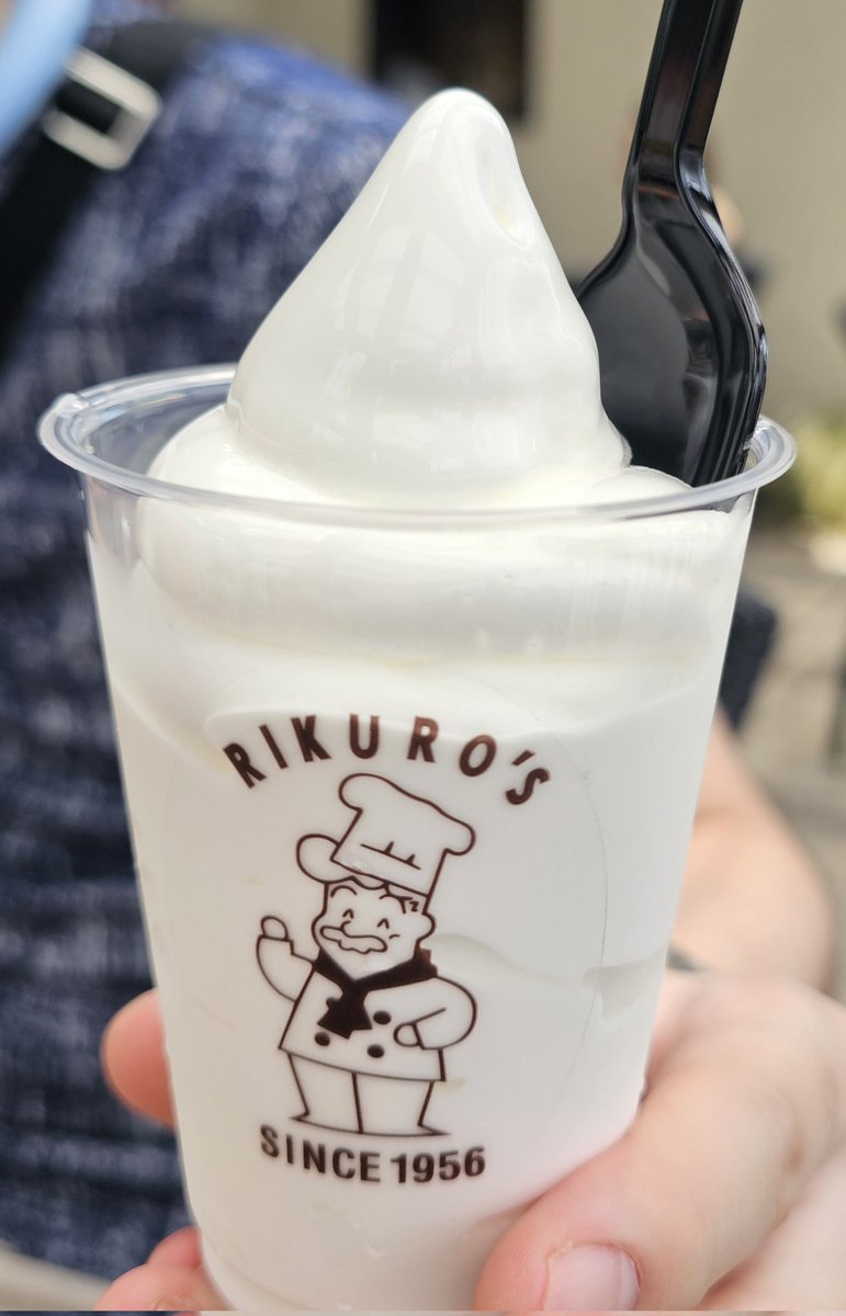ue_kyon's tweet photo. りくろーおじさんの店 彩都の森店に行きました。
焼きたてチーズケーキを買った後、アイスクリーム🍦を購入。
ご馳走さまでした。 https://t.co/hIB6OS2j5O