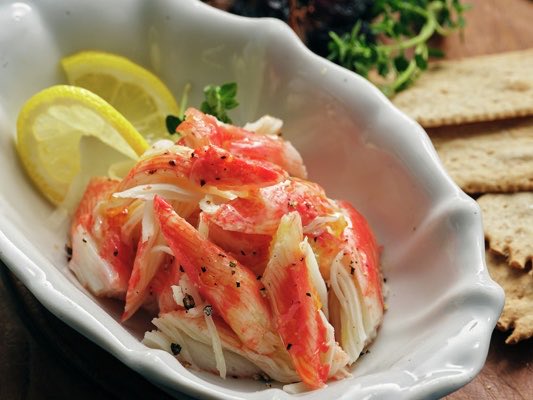 kibun_kitchen's tweet photo. 暑いんで20秒おつまみを。とりあえずカニカマに、オリーブオイルとレモン汁を1:1で、弊社を信じて和えみて。最高のつまみになるから https://t.co/yrPdLs2NhY