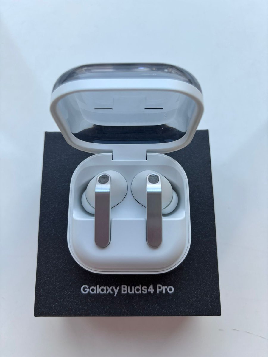 raniamyname01's tweet photo. Samsung Galaxy Buds4 Pro lagi sering banget lewat di FYP aku ✨ Katanya kualitas suaranya makin mantap dan ANC-nya juga juara. Jadi kepikiran Trade-in device lama di https://t.co/fb9etn5qYd, ada yang udah pernah coba? https://t.co/Mx9OXPDPzo