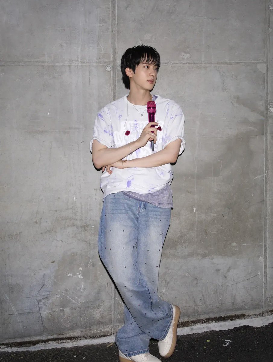 olive_jinnim's tweet photo. ジンくんがMERRY GO ROUNDの移動する布から走って帰ってくるFANCAM流れてきたよ
走る姿かっこよ🫠
そして走って帰って来るからこそ生まれるこの余裕!(↓日が違うけど)
余裕のために周到な準備だったり見えない努力してるジンくんがほんとに好きだな
#Jinstagram https://t.co/lPXbVGdY1B
