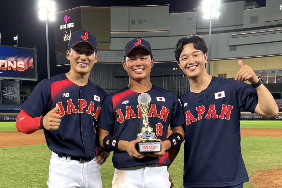 mubc_Official's tweet photo. 【侍ジャパン大学日本代表🇯🇵】

ワールド カレッジ ベースボール チャンピオンシップ(WCBC)に、内野手 #岡田啓吾(4年・ #前橋育英)、外野手 #榊原七斗(4年・ #報徳学園)が出場し、見事初代王座に輝きました🏆
榊原は大会MVPを獲得！
これからの2人の活躍にご期待ください✨

写真：左から岡田、榊原、#島抜康介(4年・ #日立一高)

 #明治大学野球部 #meijibbc #侍ジャパン #繋げ。