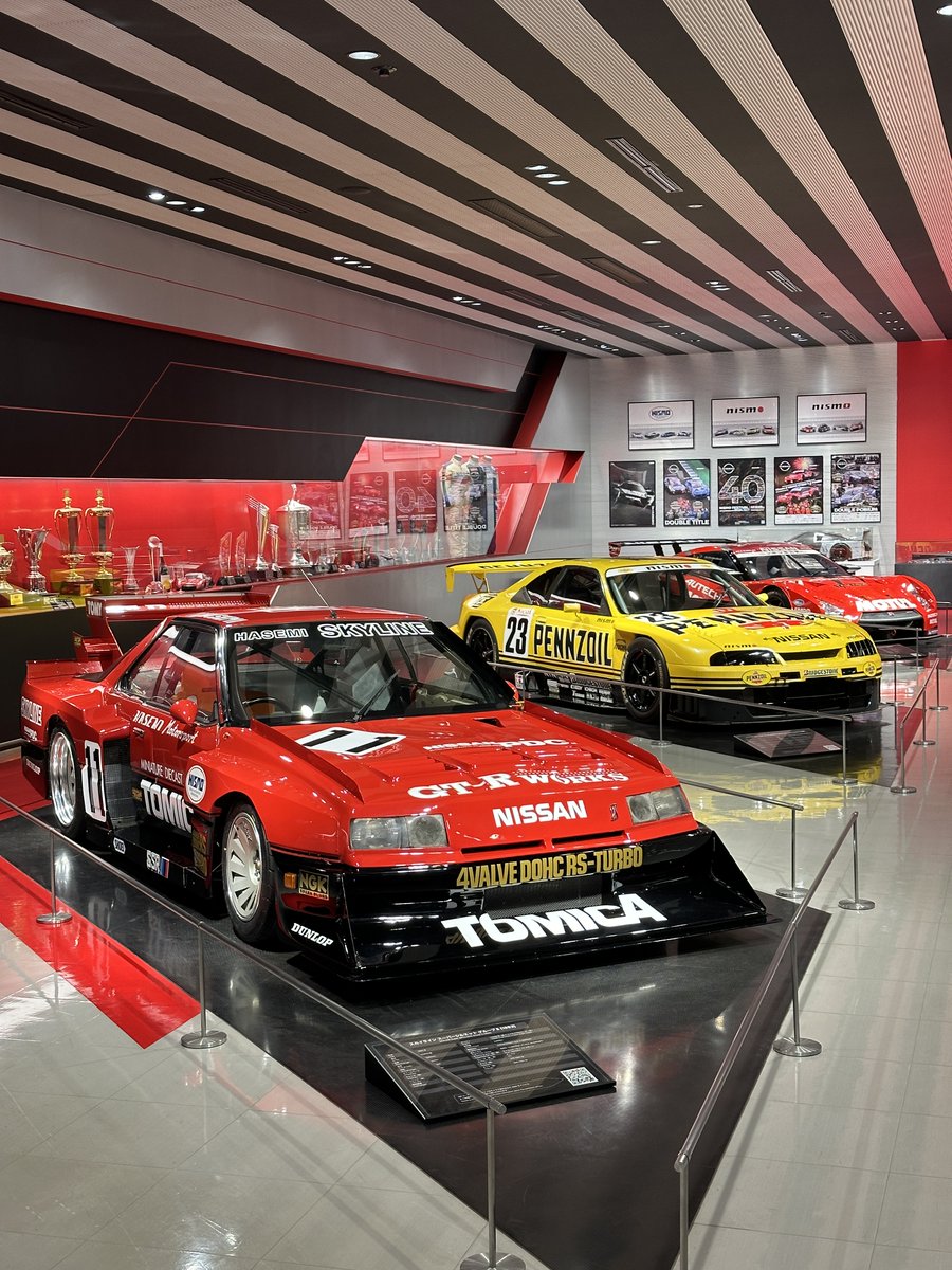 NISMO_JP's tweet photo. 【#NISMOショールーム】

展示車を入れ替えました🚗
今回のラインアップはグローバルに人気の高い2台👇

✅スカイライン スーパーシルエット グループ5 (1983)
✅ペンズオイル・ニスモ GT-R (1998) JGTCシリーズチャンピオン仕様

▼ショールーム詳細
https://t.co/oxgHedlQ9D

ℹ️土日に営業中
#NISMO https://t.co/7aX2ytI3Xx