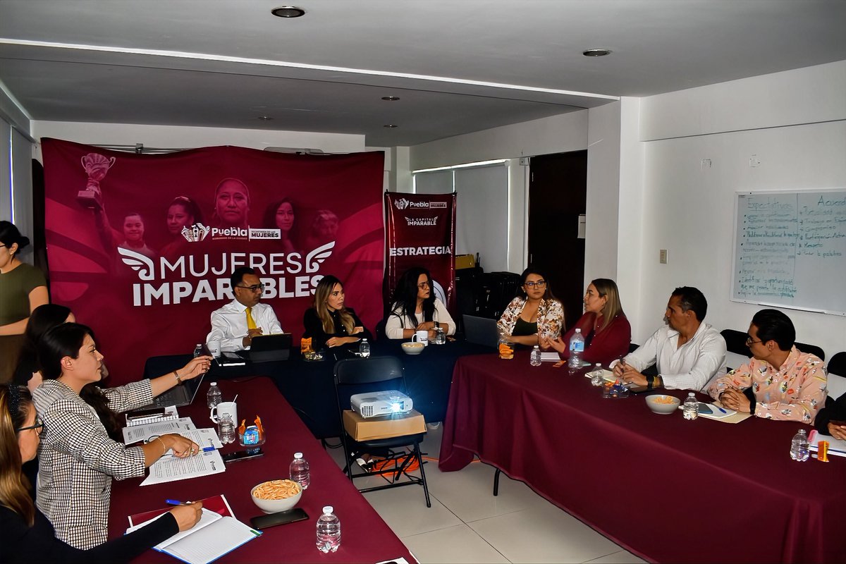 ZairaGlez6's tweet photo. Cada Punto Seguro representa una puerta abierta para una mujer que necesita ayuda. 💜

Por ello, hoy llevamos a cabo una mesa de trabajo con la @SGGM_Pue para fortalecer y ampliar esta estrategia, que nos permite seguir construyendo una ciudad más segura.

Gracias al compromiso de nuestro Presidente Municipal @pepechedrauimx , continuamos impulsando acciones que ponen a las mujeres en el centro.