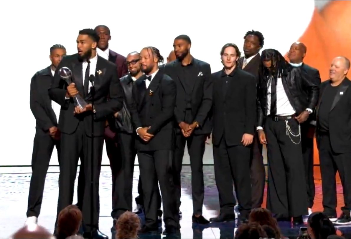 FAM603's tweet photo. Man, I used to hate watching the #ESPYs with all the usual #Knicks jokes.
This was fun! 😂 #BestTeam https://t.co/2EDv5gUYuI