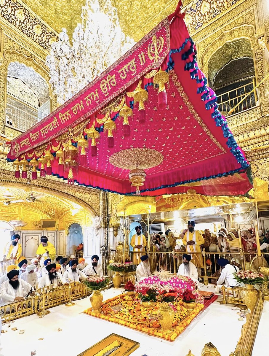 dashmeshpitaa's tweet photo. ਸਾਵਣਿ ਸਰਸੀ ਕਾਮਣੀ ਚਰਨ ਕਮਲ ਸਿਉ ਪਿਆਰੁ ॥
ਮਨੁ ਤਨੁ ਰਤਾ ਸਚ ਰੰਗਿ ਇਕੋ ਨਾਮੁ ਅਧਾਰੁ ॥

In the month of Saawan, the soul-bride is happy, if she falls in love with the Lotus Feet of the Lord.
Her mind and body are imbued with the Love of the True One; His Name is her only Support.

“੧ ਸਾਵਣ ਸੰਗਰਾਂਦ ਨਾਨਕਸ਼ਾਹੀ ੫੫੮”