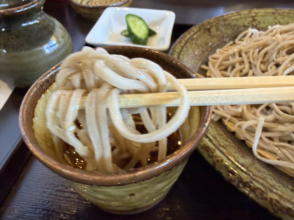 shacho12141's tweet photo. 山形市の手打蕎麦きふねさんの
天ぷら盛合🍤1000円＋もりそば800円✌️

揚げたての海老天2本、パプリカ、おくら、
しめじ、さつまいもの天ぷらは熱々で超うまっ🐎
おそば（200g）細めで好きなやつ❤️
蕎麦湯も濃いめで大満足😋

#手打蕎麦きふね さん
#もり天
#ラーメン県そば王国やまがた https://t.co/G2RvBN13gO