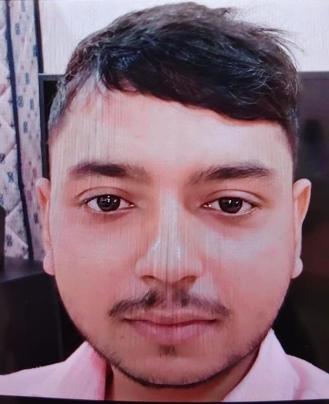 ranvijaylive's tweet photo. सीतापुर में आर्म्ड पुलिस ट्रेनिंग सेंटर के कमांडेंट IPS शगुन गौतम पर गंभीर आरोप लगे हैं.

IPS के आवास पर खाना बनाने का काम करने वाले शैलेन्द्र पाल ने आत्महत्या कर ली.

शैलेन्द्र की पत्नी का आरोप है कि IPS शगुन गौतम पिछले कई दिनों से उसके पति की पिटाई कर रहे थे.

पिछले दिनों IPS शगुन गौतम के घर चोरी हुई थी, इसके बाद एक दिन जीप से कुछ लोग आए और शैलेंद्र पाल को अपने साथ ले गए.

शैलेन्द्र का मोबाइल बंद हो गया और 2 दिन तक उनका पता नहीं था. जब वो घर लौटे तो पूरे शरीर पर चोट के निशान थे.

पत्नी ने बताया कि IPS ने पिटाई तो की है, इसके बाद धमकी भी दी कि अगर किसी को बताया तो तुम्हारा सब कुछ बर्बाद कर देंगे. शैलेन्द्र पाल की सैलरी भी रोक दी गई.

इन सब से प्रताड़ित होकर शैलेंद्र ने जहर खाकर आत्महत्या कर ली. अब परिवार इंसाफ की मांग कर रहा है.

📍यूपी