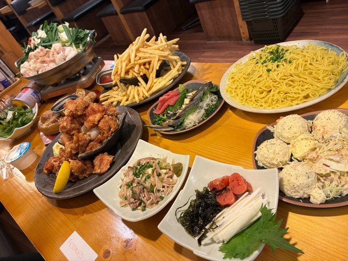 PropTrader88's tweet photo. 台湾の革ジャン大富豪が東京で食べたご飯らしい。東京のご飯は、うまいのか、まずいのか？。飲み二ケーションには、そういう評価軸はいらないというのはあるきゃもね。 https://t.co/I96Wsk22Fr