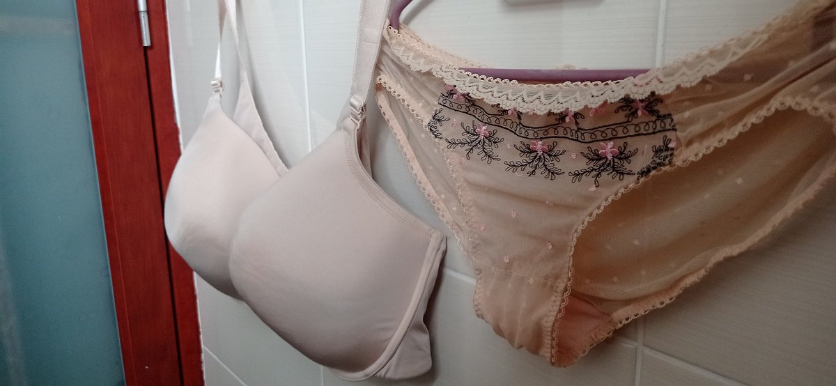 JacobLocsta's tweet photo. 46DDD cream nude bra https://t.co/sJUNy0knlC