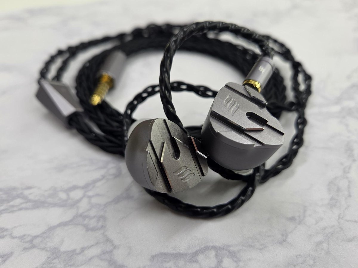 e_earphone_NPB's tweet photo. 【新製品・試聴機展示開始情報📢】
\7月17日発売予定(ご予約受付中)/
9ドライバーが生み出す音楽のエネルギーを余すことなく解き放つ
自然なバランスと洗練された美しさが融合した至高のプレミアムIEM
#EFFECTAUDIO
『Perseus』
当店試聴機ございます
▶調和から生まれる完成されたサウンド
GaeaやPilgrim Noirで培われた経験をもとに誕生したモデル
緻密に積み重ねられた設計思想と各要素の高い完成度が融合することで、Perseusは自然な一体感と豊かな音楽表現を実現
ジャンルを問わず、音楽の魅力を余すことなく引き出すリスニング体験を実現します
▶9ドライバー構成のクアッドハイブリッドシステムを採用
2基のKINETIC²アイソバリック・ダイナミックドライバー、2基のカスタムSonion 2300バランスドアーマチュアドライバー、4基のISOPLANARマイクロ・プラナードライバー、そして1基のPTZ骨伝導ドライバーを組み合わせることで、力強い低域から繊細な高域までを高い水準で再現します
▶航空宇宙グレードのアルミニウムによるフルメタルシェルを採用
高い剛性を持つ筐体構造により不要な振動や共振を抑え、音の輪郭を明瞭に保ちます
▶システムを完成させるケーブル設計「ORDINIS」
ぜひ当店にてご試聴・ご覧くださいませ
#eイヤホン #eイヤ大阪日本橋本