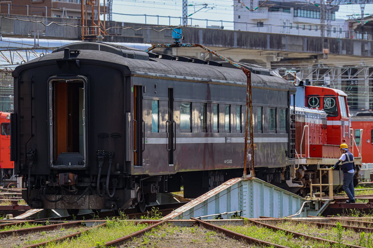 WJ_NW_OR's tweet photo. 2026/7/13 ①
某ドラマ ロケ撮影に伴う客車方向転換
入換
DE10-1531+35系(オロテ35-4001)

7/14及び7/15に施行の某ドラマロケ撮影に伴うSL列車運転に向け、編成を逆組成とする為、DE10-1531による35系客車5両全ての方転が新山口支所構内にて行われた

手始めにオロテ35-4001(1号車)の方転が行われた https://t.co/fqFtbErCSo
