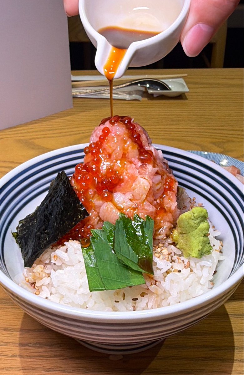 eatwithpanida's tweet photo. ที่ร้านมีให้เลือก 4 แบบ ราคาเริ่มต้น 390฿ และทุกชามจะมีเสิร์ฟซาชิมิราดซอสงา 4 ชิ้นให้

1. Ume | อุเมะ 390฿: คอร์สพื้นฐาน+อิกุระ(ไข่ปลาแซลมอน)
2. Take | ทาเกะ 490฿: เพิ่มคานิ (เนื้อปูหิมะ) + อิกุระ (ไข่ปลาแซลมอน)
3. Matsu | มัตสึ  690฿: เพิ่มคานิ (เนื้อปูหิมะ) + อูนิ (ไข่หอยเม่น) + อิกุระ (ไข่ปลาแซลมอน)
4. Tokujō (Supreme) | โทคุโจ (ซูพรีม) 1,190฿: เพิ่มคานิ (เนื้อปูหิมะ) + พิเศษอูนิ (ไข่หอยเม่น x2) + พิเศษอิกุระ (ไข่ปลาแซลมอน x2)

(2)