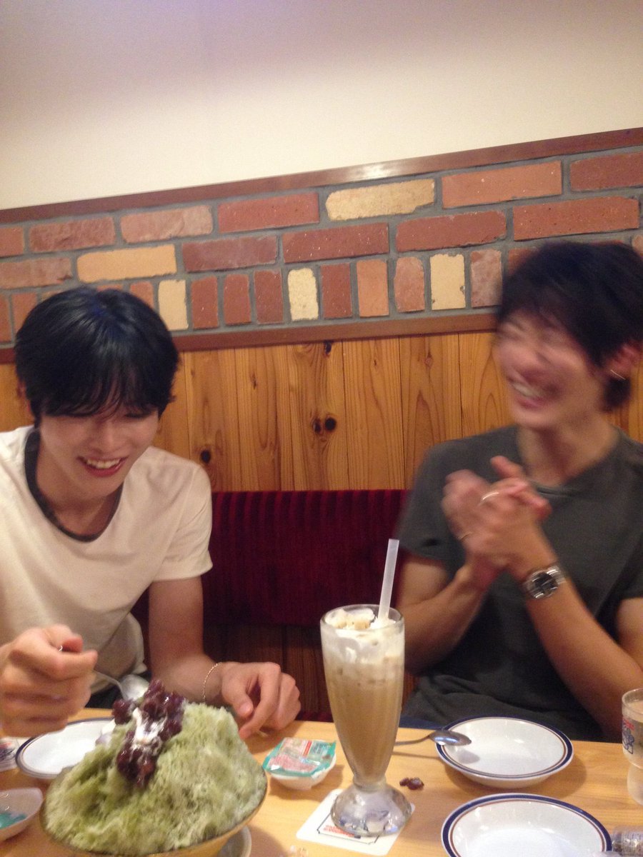 songtachi's tweet photo. ไม่ต้องกลัวไม่ทันเจ็ดโมงเช้าเพราะรุ่นนี้ไม่มีเลิกแต่งทั้งวัน รักกันมาก https://t.co/cVT5WZ6MRQ