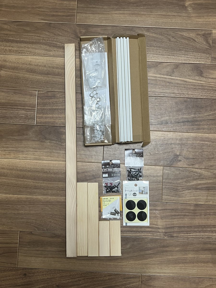 21kanmi21's tweet photo. 有線マウスをまるで無線マウスのような操作感に変えるバンジーを自作した。
ケーブルを吊り下げる仕掛けを固定式ではなくカーテンレールを使用した可動式にしてみた。マウスを振った方向にしっかり追従してくれるのでケーブルの引っかかりや突っ張りが全くなく快適に操作が可能。 https://t.co/pbwqtryAyg