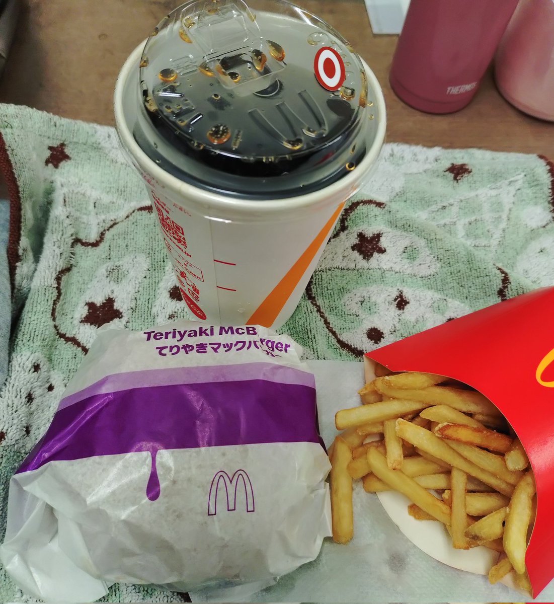 ruiruiair's tweet photo. お昼は昼マック買って来て貰った🍟🍔久しぶりのてりやき😋 https://t.co/4Zd5sto1iq
