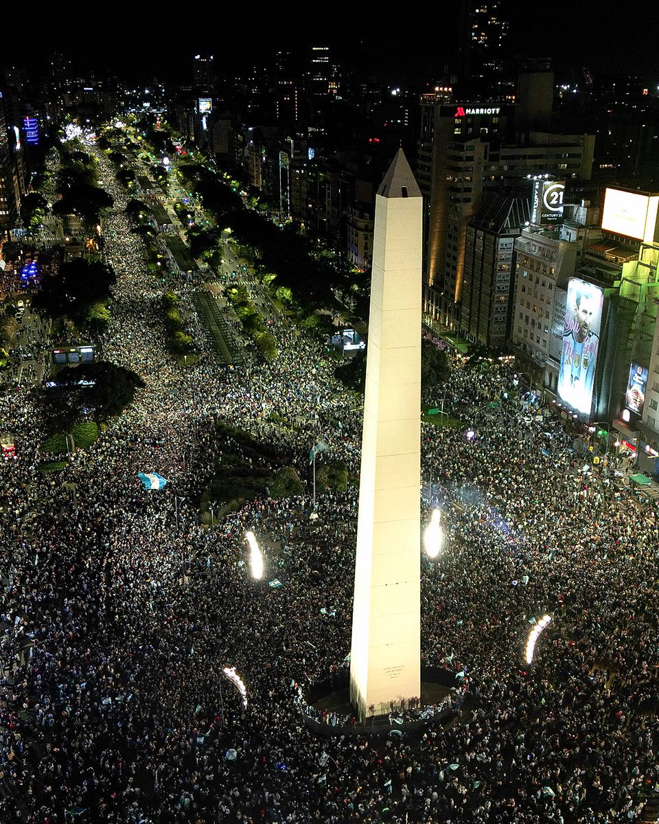 🌟 🇦🇷 In the soul of Buenos Aires, the streets ignite with blue