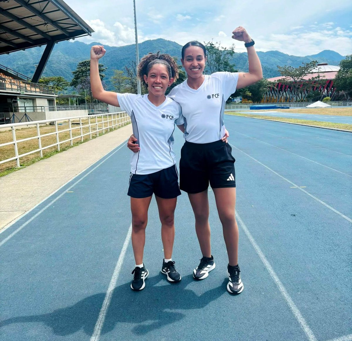 lacanchasamaria's tweet photo. ⚽️ Árbitros culminan pretemporada de FCF

Varios silbatos de Asociación de Árbitros de Fútbol del Magdalena superaron la pretemporada en Bucaramanga.

Por Magdalena estuvieron Álvaro Meléndez, Eliecer Jiménez, Sandy Orozco y Vanessa Caballos. https://t.co/pbQoJJyTcB