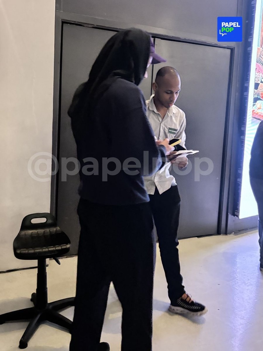 gustavokondo's tweet photo. O HARRY STYLES FOI ASSISTIR O CONVITE DA OLIVIA WILDE NO ESPAÇO PETROBRAS NA AUGUSTA!!!!!! KKKKKKKKKKKKKKKKKKKKK https://t.co/Q0o7a5NwUc