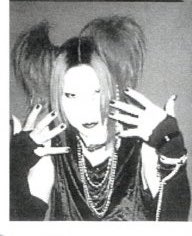 ExEUHvaP87Fvrvr's tweet photo. わたくし、18歳の時のフライヤーのもの。
ビジュアル系でしたね。この時ヘアメイクの方に、紫乃さん風にしていただいた記憶。
年内の親族集まりの際に見せるので、ネット上で拾っています。 https://t.co/I92CCXcr6e