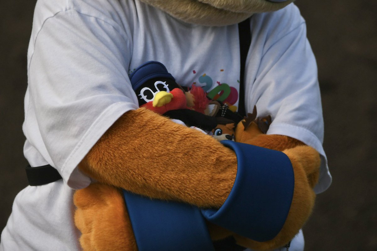 denlillekatten's tweet photo. 大切なものをぎゅっ
カビー🐻
カビーちゃんもしっかり水分補給してね https://t.co/q9yGATUeMB
