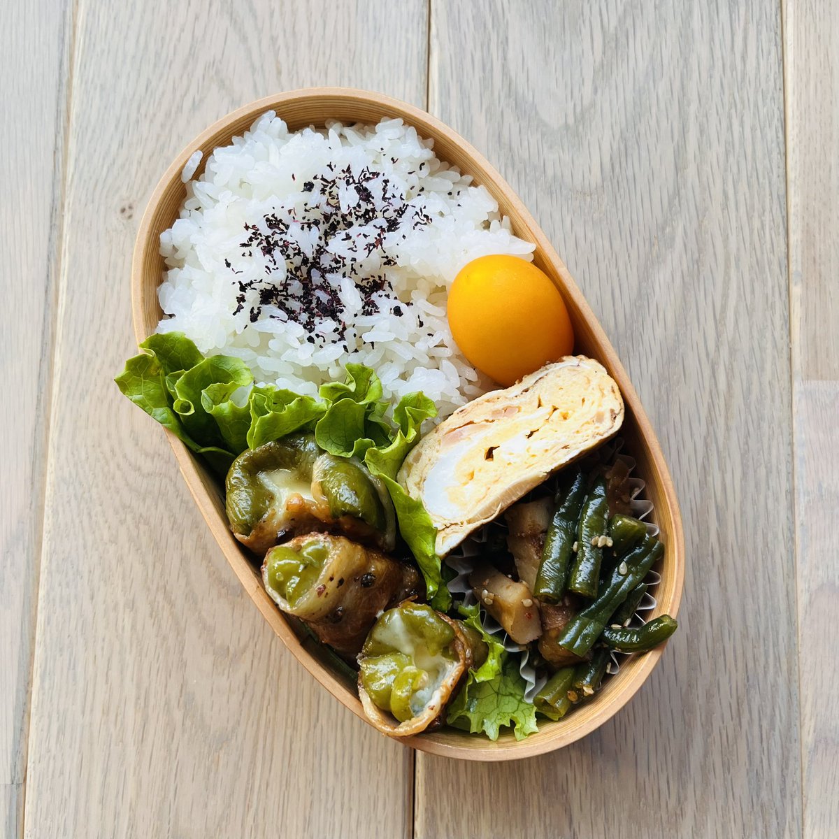 northfarm77's tweet photo. こんにちは😌
今日の #お弁当 です

※チーズ入りピーマンを豚肉で巻いたの
※たまご焼き（紅生姜入り）
※さつま揚げとインゲンのピリ辛炒め
※フルーツトマト
※フリルレタス

安定の美味しさでした！
#曲げわっぱ https://t.co/hpJil5Q60n