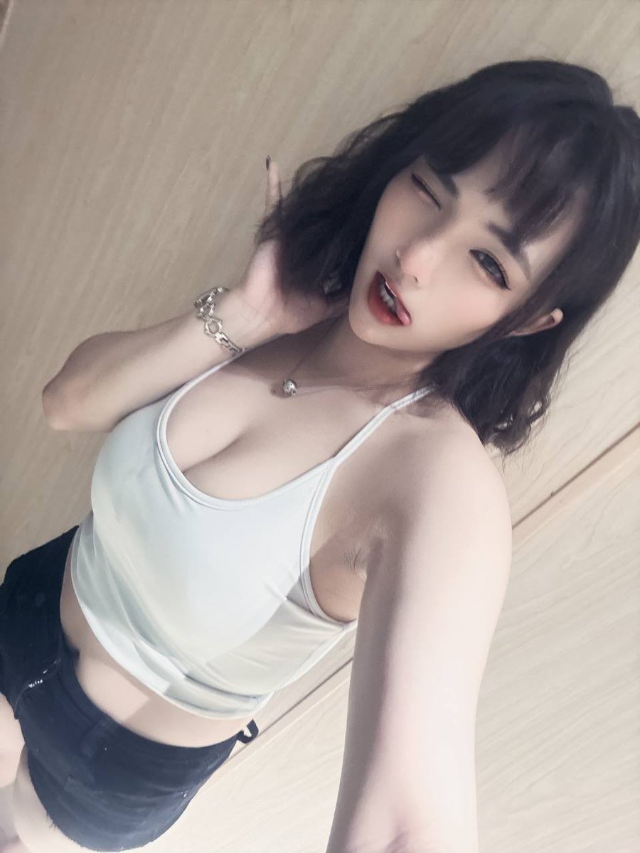 lei22206's tweet photo. 貴賓狗當了兩天
超不習慣
幸好只是暫時的
哎唷哎唷
雖然髮色亮一點
很日系
但
我還是比較適合黑頭髮
#腰酸背痛 #微肉女孩 #工作室 https://t.co/QhR8SCfFAj