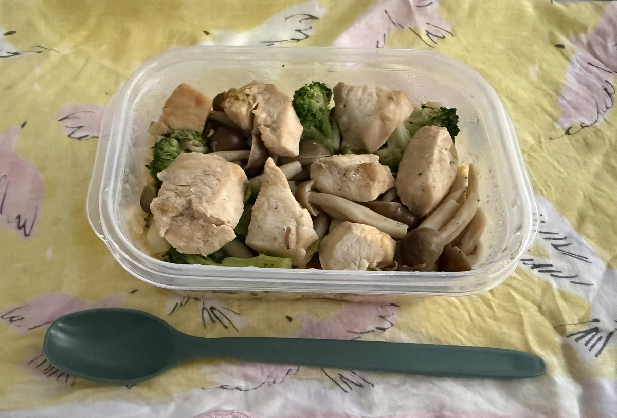 jun0830arashian's tweet photo. ダイエットしてた時から変わらないお弁当
全く見映えはよろしく無い💦 https://t.co/SviwAxTJGg