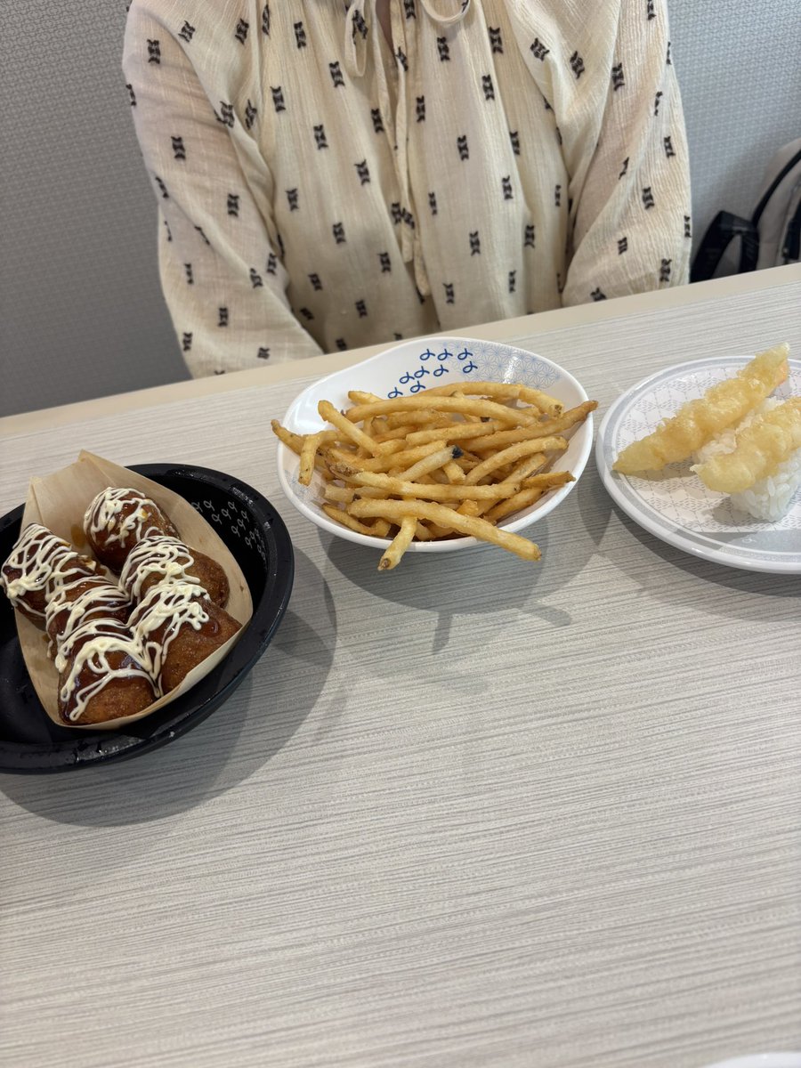 otsukisama_cha's tweet photo. ももさんと回転揚げ物専門店きた！ https://t.co/CFOykhFd06