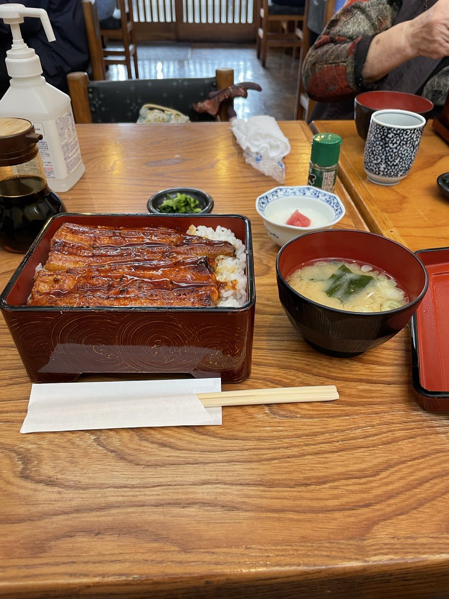 kanawa0809's tweet photo. 水門通り商店街の源八に土用の丑の日と張り紙がしてあったので地元の老舗すずきに来ましたがどうやら今日では無かった様子、でも、まー良いか😄鰻重を頂きます。😋 https://t.co/GtoKpEcFJZ