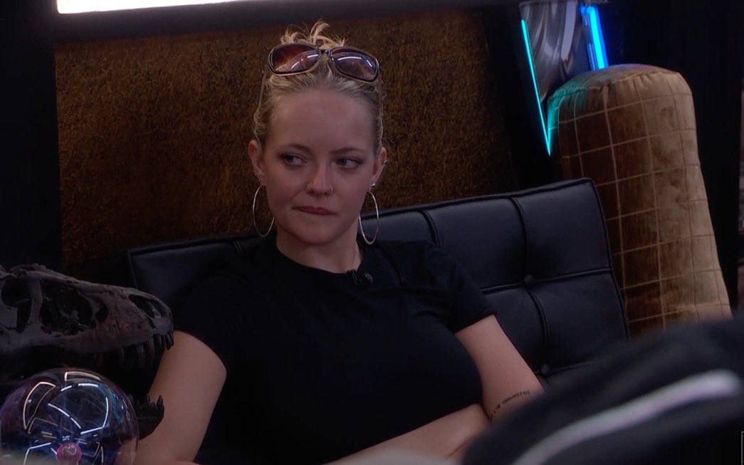 IZGlRLS's tweet photo. so there’s this ice queen who managed to blow up the steamroll alliance in one day #bb28 https://t.co/IHlAR5OXLn