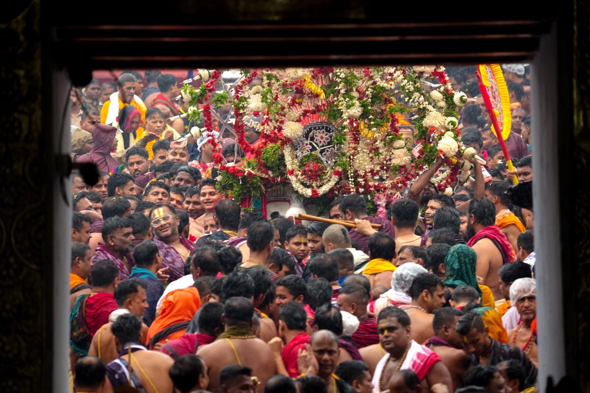 OdishaBulabuli's tweet photo. ବଡ଼ଠାକୁର ପ୍ରଭୁ ଶ୍ରୀ ବଳଭଦ୍ର ଧାଡ଼ି ପହଣ୍ଡିରେ ତାଳଧ୍ବଜ ରଥକୁ ବିଜେ କରୁଛନ୍ତି
#RathaJatra #RathaJatra2026 #OdishaBulabuli https://t.co/ndcsvgZVnx