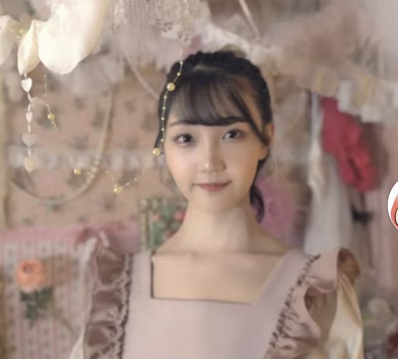 marumarustrong's tweet photo. YouTube動画のサムネで日々モザイクが薄くなっていくカノックスターの妻・ヨメック。YouTuberのぷろたんからは「正直、一般人であんなに綺麗な人がいるのかと思った」と驚くほどの美貌の持ち主らしいが果たして。それにしても垢抜け・アプデが素晴らしすぎて夢ある。 https://t.co/mbIGp3PXr8