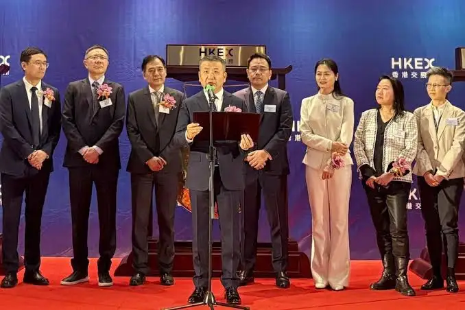 BlockBeatsAsia's tweet photo. 聊聊长鑫科技董事长朱一明🧐🧐

长鑫科技上市在即，很多人开始问，朱一明到底是谁？

他是兆易创新创始人，也是长鑫科技董事长。

但这两个头衔，并不足以概括他的二十多年。

从公开资料里，关于朱一明个人生活的信息并不多。他几乎很少接受采访，也鲜少出现在公众视野。

从清华物理系毕业，到赴美从事芯片设计；从硅谷创业，再回到北京清华科技园创办兆易创新；最后，又一头扎进全球竞争最激烈的 DRAM 赛道。朱一明几乎踩中了中国半导体产业发展的每一个关键节点。

1️⃣朱一明出生于1972年，先后获得清华大学学士、硕士学位，并在美国纽约州立大学石溪分校取得硕士学位。毕业后，他曾在美国iPolicy Networks、Monolithic System Technologies等公司从事芯片设计工作。

2️⃣2004年，兆易创新的故事在硅谷起步。

2005年，朱一明带着团队回国，把总部放到北京清华科技园。彼时中国芯片设计行业还很早，DRAM和NAND这种大品类，技术、资金、产能，哪一项都不是一家初创公司能轻松碰的。

3️⃣于是，他选择了一条更「窄」的路——NOR Flash。

这并不是当时最大的市场，却拥有丰富的产品形态，更适合轻资产的Fabless公司切入。后来朱一明也解释过，当时的思路很简单：不跟国际巨头正面硬碰硬，而是先找到一条能够突破的缝隙。

4️⃣2008年，兆易推出自主设计的SPI NOR Flash。随后又陆续布局32位MCU、SPI NAND等产品，一步步从一家存储芯片公司成长为平台型半导体企业，并于2016年登陆上交所。

这段经历，也为后来挑战 DRAM 打下了基础。朱一明并不是一开始就在做 DRAM。他先在竞争相对没那么激烈的细分市场完成了产品、客户、供应链和资本市场的积累，再选择进入全球门槛最高、投入最大的存储芯片战场。

5️⃣2018年，他进入长鑫存储管理层，先后担任董事、董事长、CEO；2021年起担任长鑫科技董事长，带领长鑫不断向国际 DRAM 巨头发起挑战。

不过，也必须说明，长鑫从来不是一个人的故事。

它的背后，有合肥多年的持续投入，有国家大基金和产业资本的支持，更有数以千计工程师十余年的坚持。

朱一明或许是那个最具代表性的名字，但真正托起长鑫的，是一整个中国存储产业的长期投入与集体攻坚。