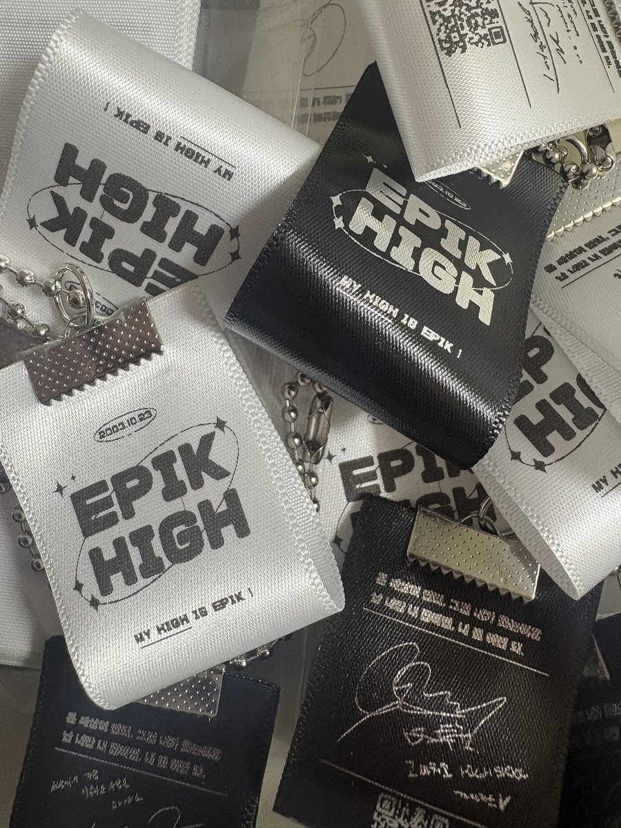 EijiPIjiK's tweet photo. 0722타블로�� 탄신일을 맞아 팬미팅 때 나눔하지 못했던 키링을 나눔하려고 합니다!! Rt 해주시는 분들께 추첨을 통해 다섯분께 3인 라벨키링을 선물로 드립니다!! #RT 

참여기간: ~21일
당첨발표: 22일

색상은 흰/검 으로 랜덤발송됩니다! https://t.co/gdEz5OwInx