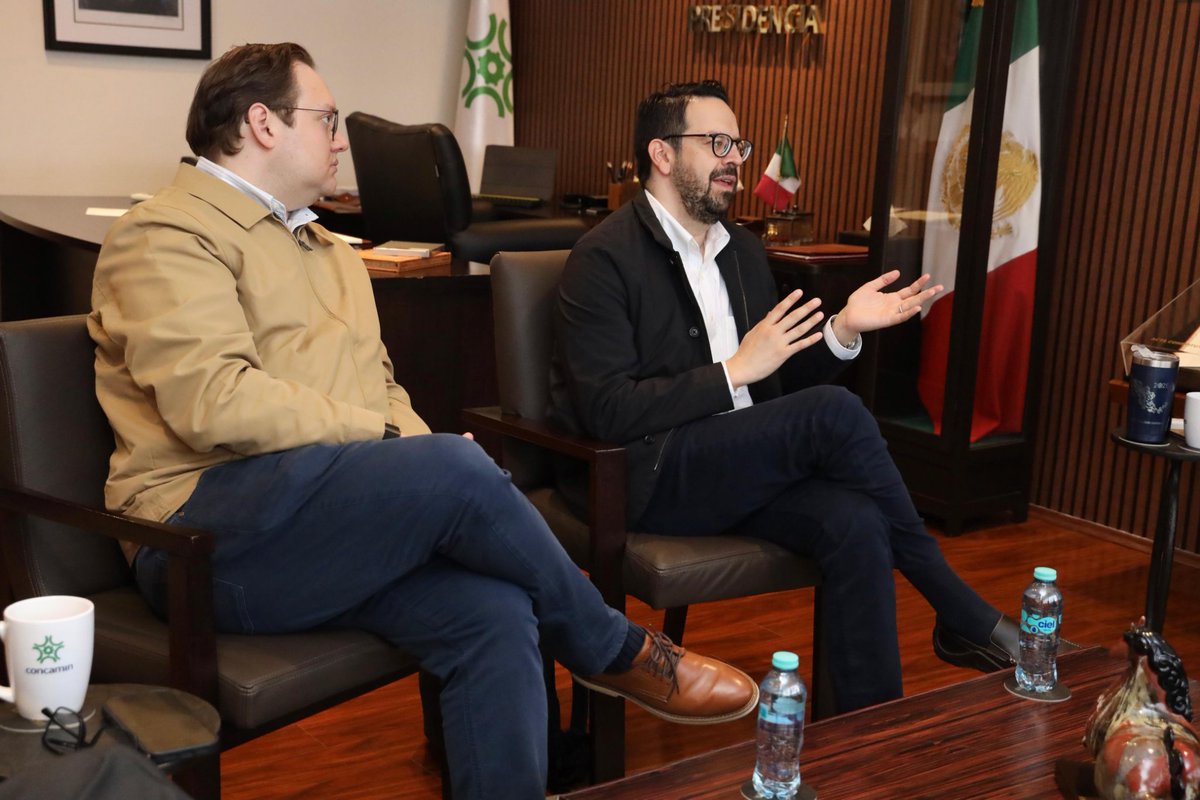 CONCAMIN's tweet photo. El presidente de la #CONCAMIN, Alejandro Malagón Barragán, @AMalagonB, se reunió con Daniel Rosado, @Daniel_Rosado, y Diego Martínez, de Relaciones Gubernamentales y Asuntos Corporativos de @Uber; Graciela Báez, @GracielaBaez, y Luis Daniel Reyes, de SAFIE Consultores;

En la reunión, representantes de Uber compartieron las acciones que la empresa impulsa para avanzar en la formalización del trabajo en plataformas digitales y pusieron a disposición de la Confederación las estrategias que han desarrollado en esta materia.

Asimismo, conocieron el trabajo que realiza la Confederación en torno a las plataformas digitales, en particular a través de la Comisión creada para atender este tema.