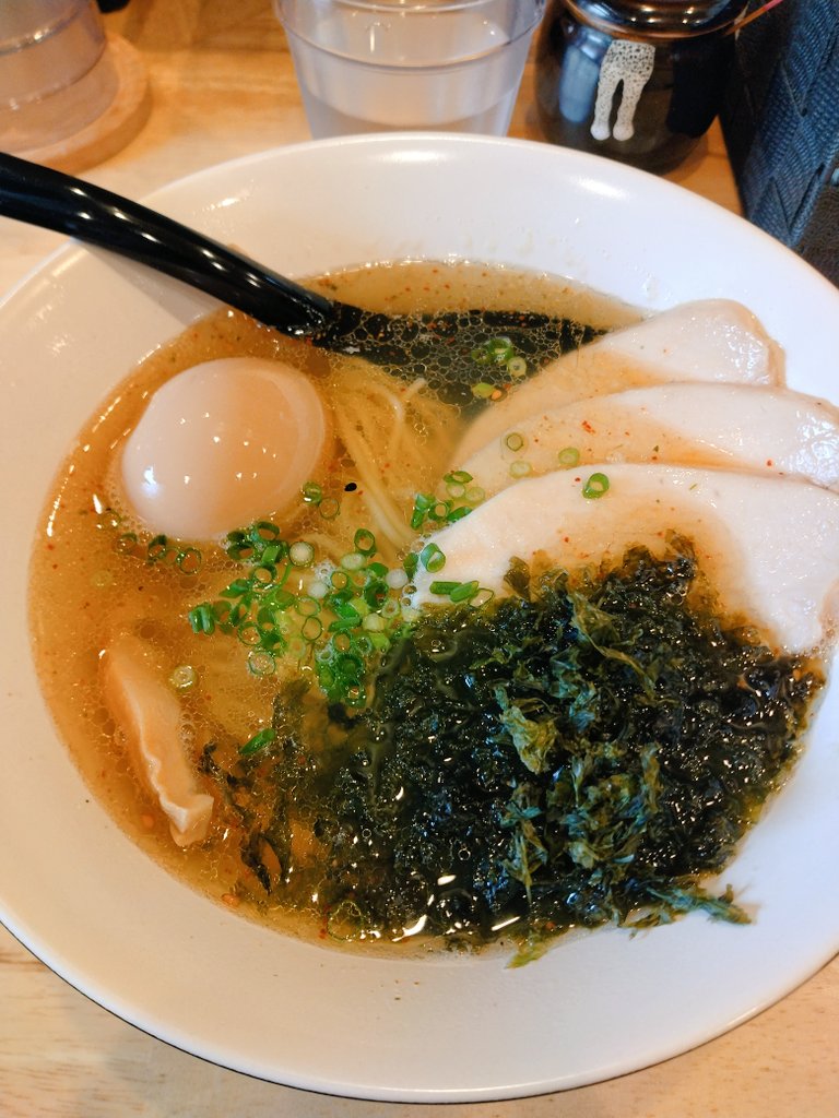 TAKA50924565's tweet photo. (^ら^)

うしお

塩に��し

煮干しの独特の香りを想像してたけど、
全く臭みが無い！
煮干しが全面に主張してるわけではなく、調和している。アオサの香りも相まって、激ウマスープです(ﾟ∀ﾟ)
麺もウマいし、飲み干せるラーメン！
次は冷やしラーメンを食べてみたい(^○^)

＃ラーメン https://t.co/KoCx9w0XmX