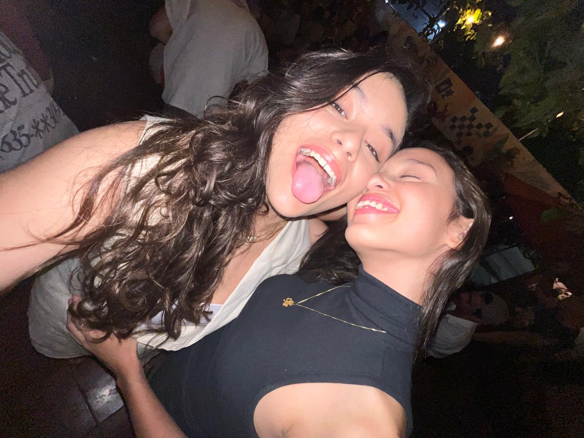 liadapesca's tweet photo. feliz dia 16, amor pra minha vida! selecionei fotos zoadinhas para te dizer q em todos os momentos a vida é bela quando estou com você. 🤍 KKKKKKK eu te amo. (vc linda em todas, fica difícil pra mim https://t.co/T8WILGWLvc