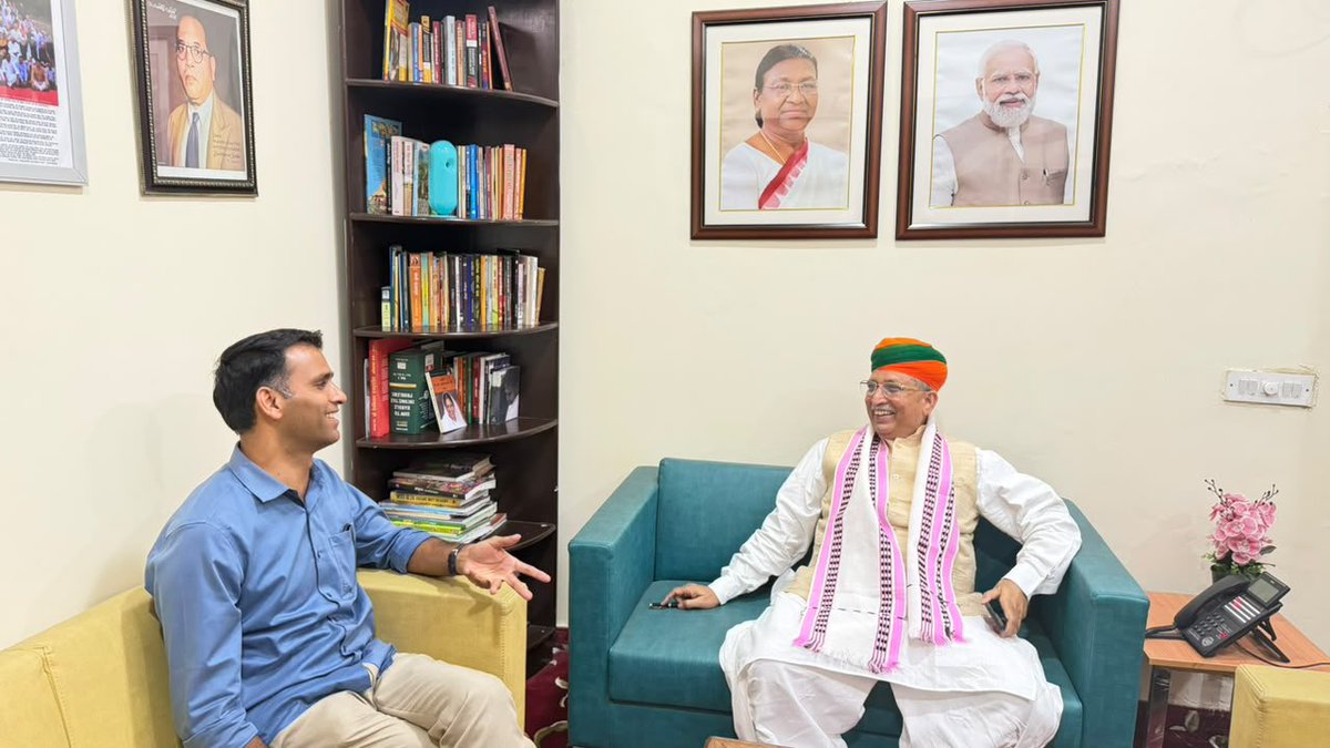 YatendraMedia's tweet photo. आज देश के मा.कानून एवं न्याय मंत्री आदरणीय श्री अर्जुन राम मेघवाल जी से आत्मीय भेंट एवं शिष्टाचार मुलाकात का सौभाग्य प्राप्त हुआ।

इस अवसर पर उनका आशीर्वाद एवं मार्गदर्शन प्राप्त किया तथा विभिन्न सांगठनिक विषयों पर सार्थक चर्चा हुई।

माननीय मेघवाल जी का स्नेह, अनुभव और मार्गदर्शन सदैव प्रेरणादायी रहा है। उनके अमूल्य सुझाव संगठन, समाज और राष्ट्रहित में कार्य करने की नई ऊर्जा प्रदान करते हैं। @arjunrammeghwal